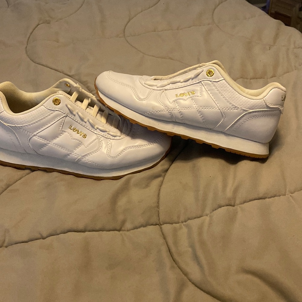 7.5 Levi’s. I needed a bigger size. Worn once.